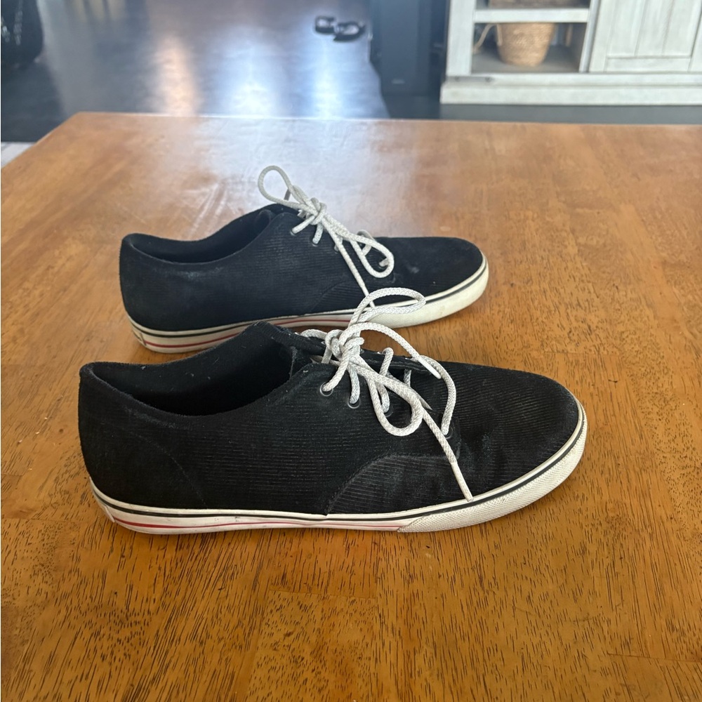 The hundred tennis shoes